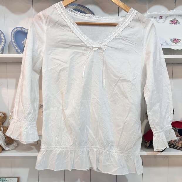 화이트 레이스 프릴 블라우스 7부