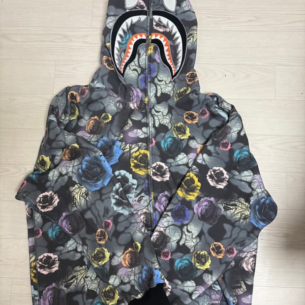 [XL] 새상품급 베이프 플로럴 샤크 후드집업 판매합니다