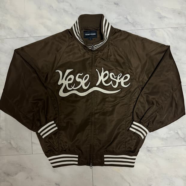YESEYESEE 브라운 하이넥 스타디움 자켓