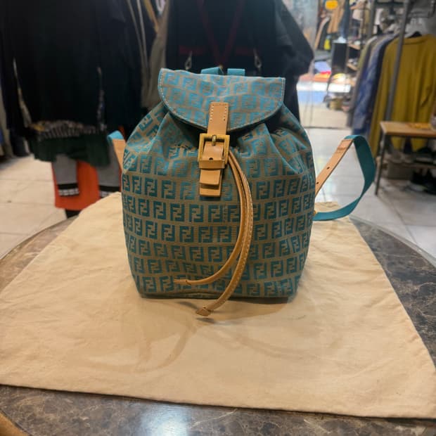 정품 펜디 주카 미니 백팩 팝니다