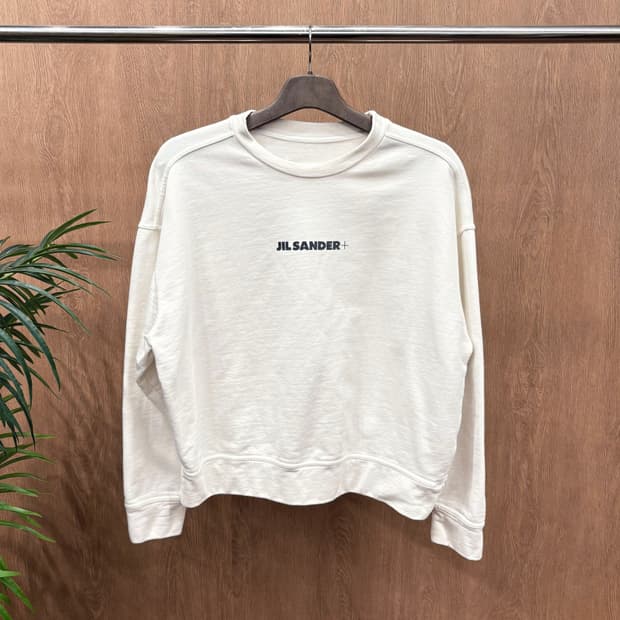 질샌더 크루넥 코튼 긴팔 맨투맨 솔리드 미니멀 로고 프린팅 디테일 화이트