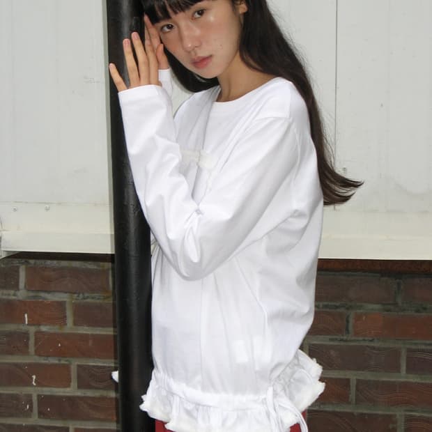 론론 FRILL SHIRRING SLEEVE T SHIRT