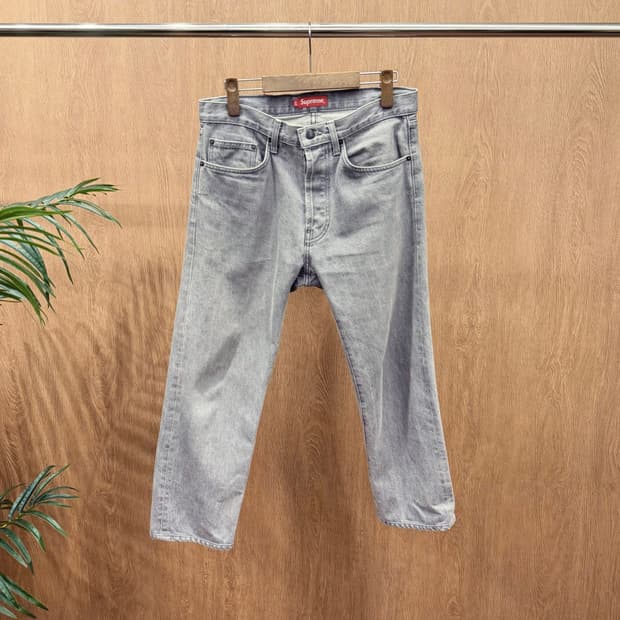 슈프림 데님 팬츠 백 레더 로고 패치 디테일 와이드 스트레이트핏 그레이