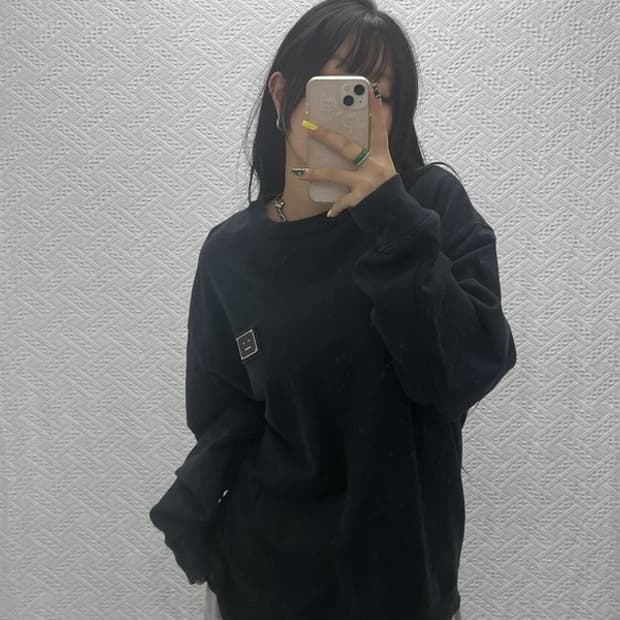 아크네스튜디오 키치 메탈 페이스 로고 맨투맨 M C07525