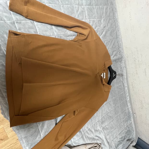 Cos 카라 롱슬리브 판매합니다.