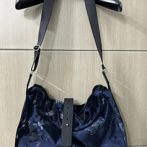 해칭룸 웨이비 백 벨벳 네이비