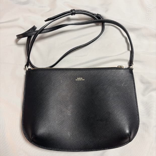 A.P.C 아페쎄 블랙 가죽 크로스백