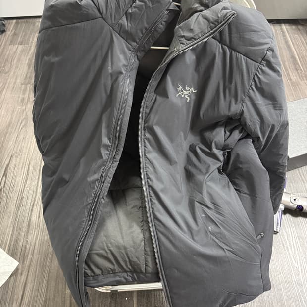 아크테릭스 아톰 sv 후디 블랙