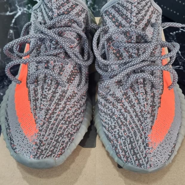 아디다스 이지 부스트 350 V2 
벨루가 - 리플렉티브