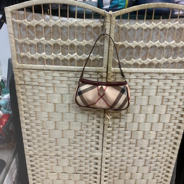 정품 버버리 노바체크 페이던트 미니숄더백 팝니다