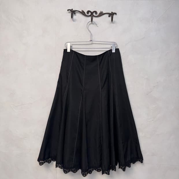 Black satin stitch lace pleats skirt