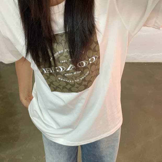 코치 시그니처 로고 반팔티 라지