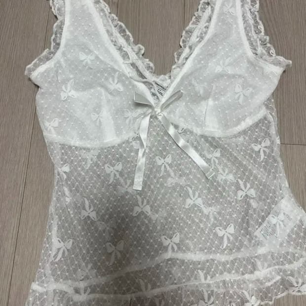 어반아웃피터스 화이트 리본 레이스 탑