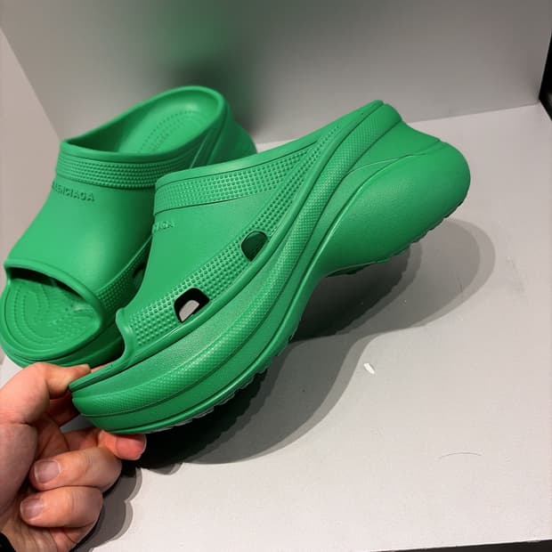 (정품/새상품) 발렌시아가 x 크록스 풀 슬라이드 샌들 그린 여성