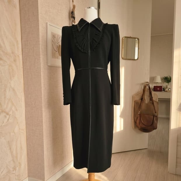 [미샤/MICHAA] 보토 주세페 원단 프릴 디테일 울 원피스 (김연아