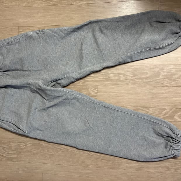 리저렉션 그레이 스웻팬츠 팝니다.