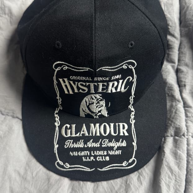 히스테릭 글래머 HYS 위스키 자수 캡 블랙