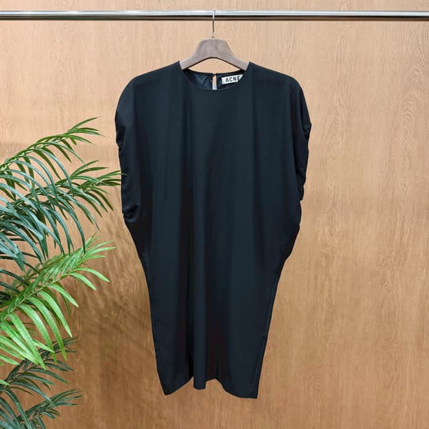 아크네 스튜디오 핀치드 슬리브 미디 원피스 백 슬릿 오픈 디테일 블랙