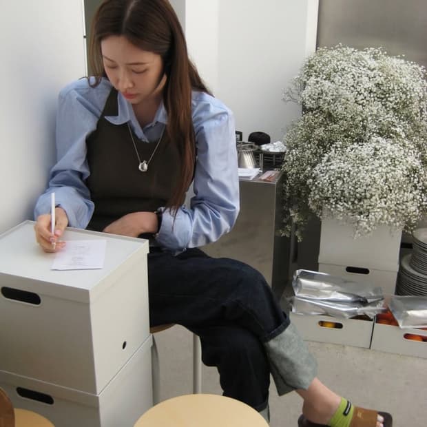 미우미우 25 SS 페이드 스웨이드 클로그 샌들 38 차정원 착용