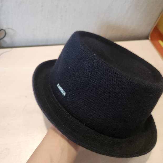 “캉골(KANGOL) 블랙 페도라햇 🎩 감성+힙 무드 필수템”
