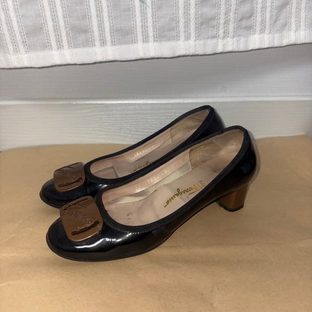 FERRAGAMO 블랙 애나멜 구두 6D