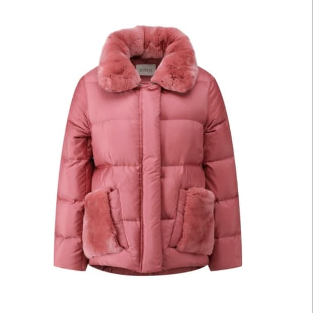 블루페페 서하얀 착용 구스다운 하프 패딩 55