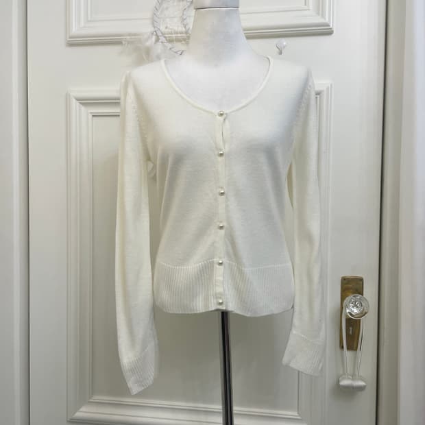 ivory basic pearl button cardigan