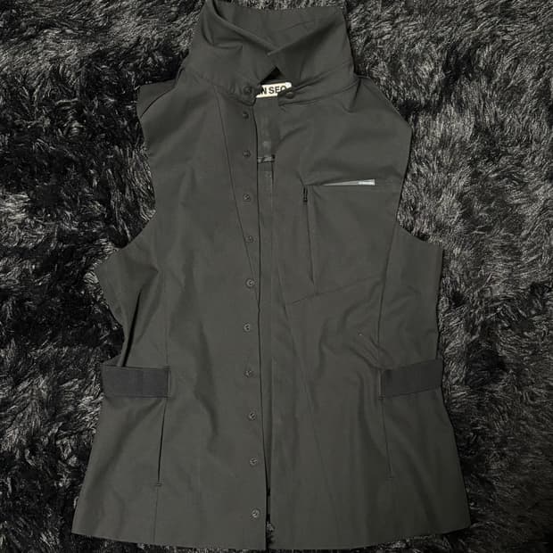 hyein seo 슬리브리스 셔츠