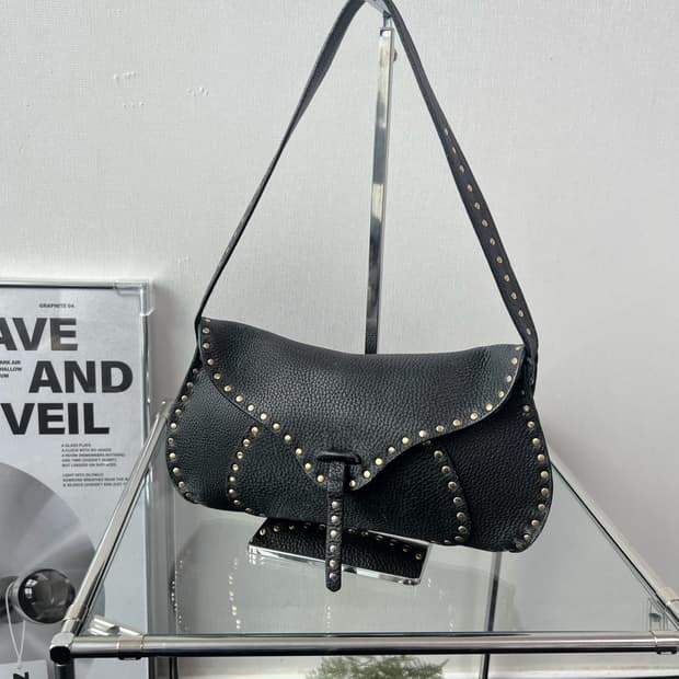 셀린느 Y2K 마카담 스터드 숄더백