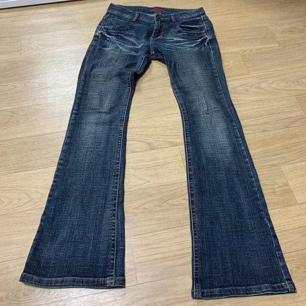 24)BCBG 비씨비지 V스티치 백지퍼 디테일 여성용 부츠컷 데님 팬츠
