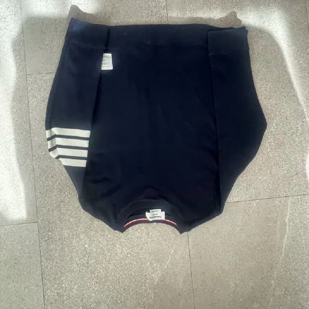 톰브라운 네이비 맨투맨.  3