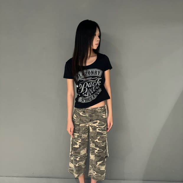 Lettering detail u-neck tee