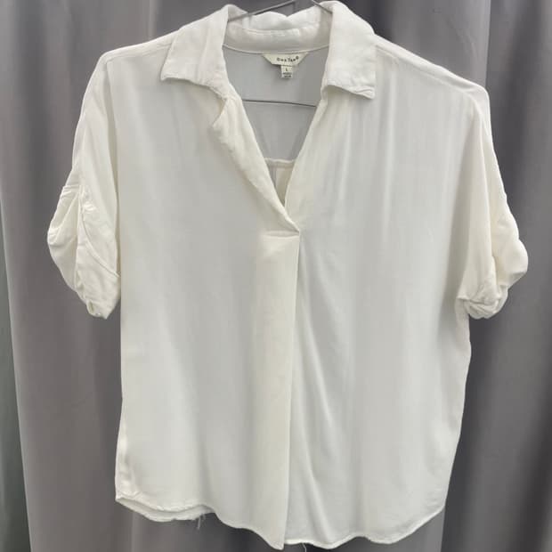 백 오픈 버튼 반팔 블라우스