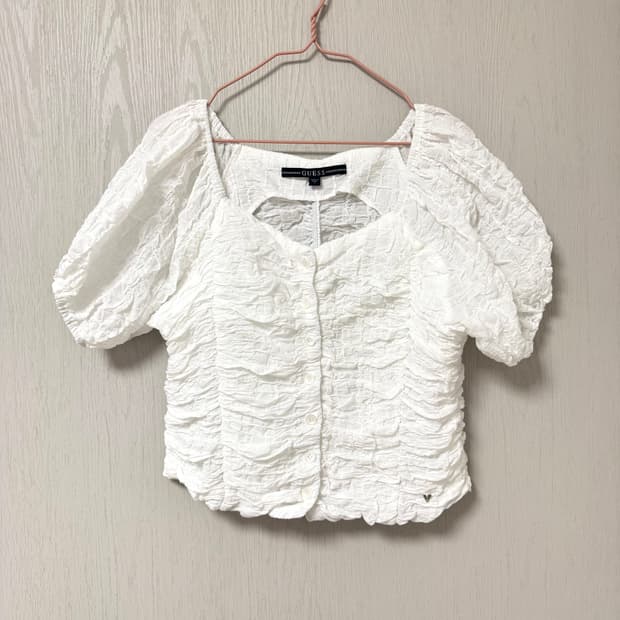 게스 크링클 크롭 블라우스