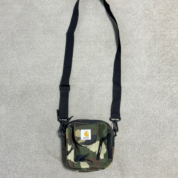 칼하트 wip 카모 에센셜 크로스백