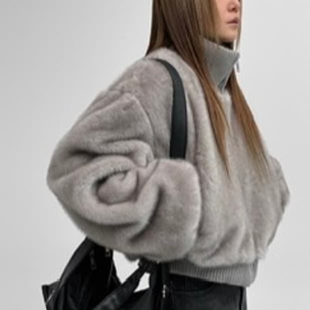 블랙업 하이넥 퍼 집업