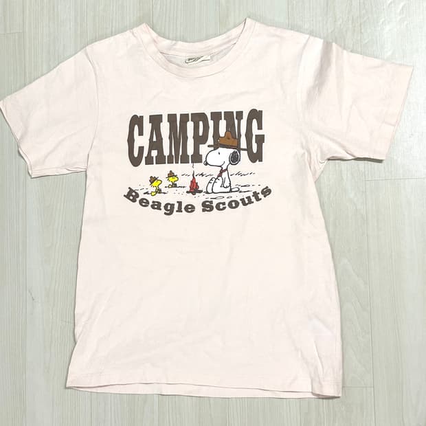 Peanuts 딸기초코 캠핑하는 스누피 반팔탑 