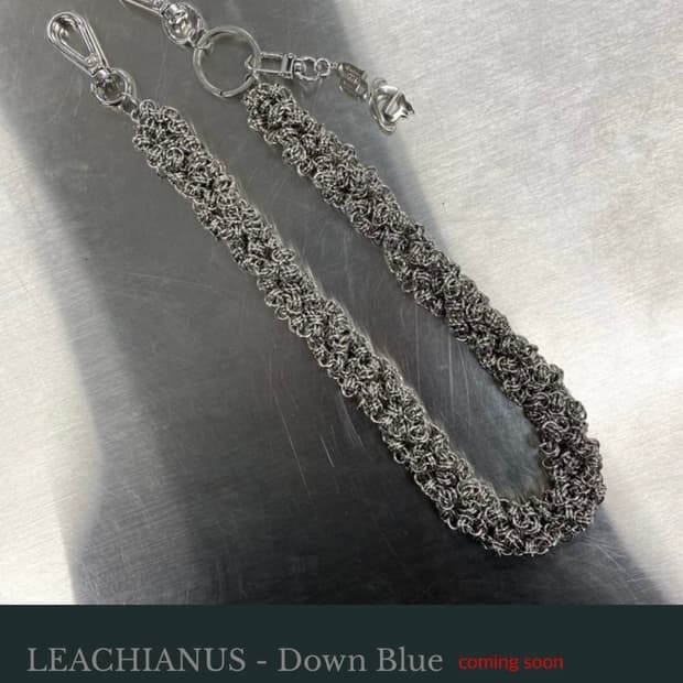 언더마이카 리키에너스 멀티플 탱글스 더블 로고 체인 다운 블루