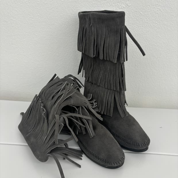 Minnetonka 프린지 부츠 스웨이드