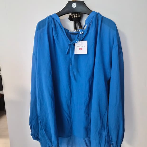유니클로 x JW 앤더슨 코튼 도비 타이브이넥 블라우스 (블루)
