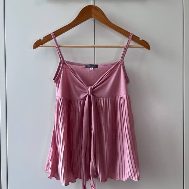 Beloved 리본 꼬임 핑크 플리츠 슬리브리스