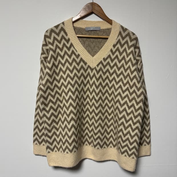  V넥 패턴 니트 FREE