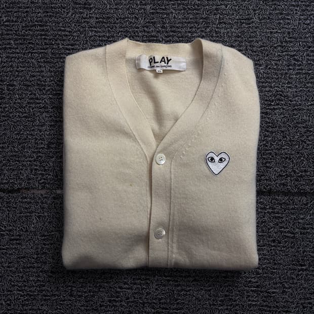 꼼데가르송 플레이 화이트 하트 와펜 가디건 1962
