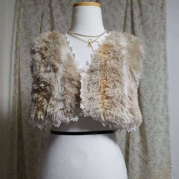 [갸루] 베이지 퍼 털 조끼 레이스 디테일
