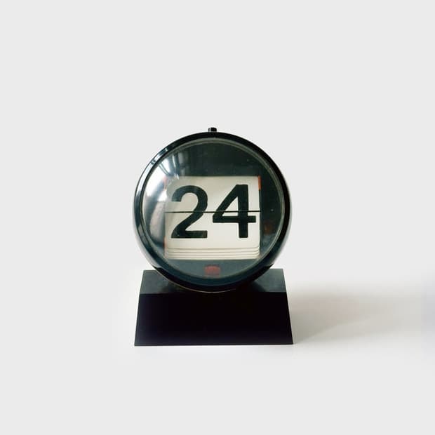 Vintage Desk Perpetual Calendar─orange m