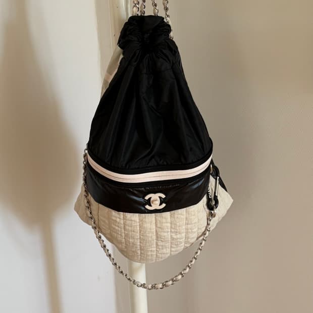 샤넬 나일론 백팩 화이트 (개런티카드,박스,쇼핑백 있음)