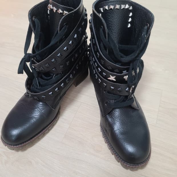 슈콤마보니 스터드 스트랩 하이탑 부츠