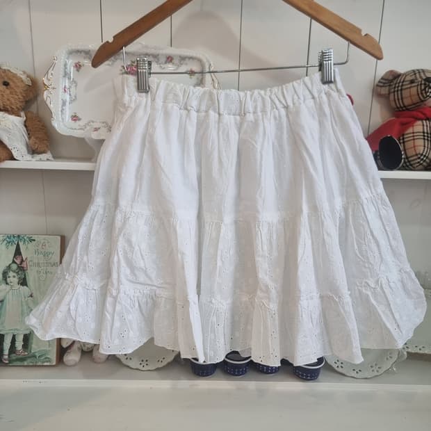 화이트 펀칭 레이스 캉캉 스커트