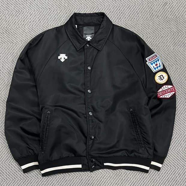 데상트 와펜 패치 바시티자켓 v0919 