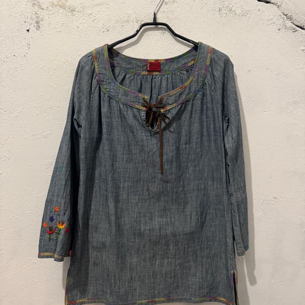 리바이스 플라워 자수 블라우스